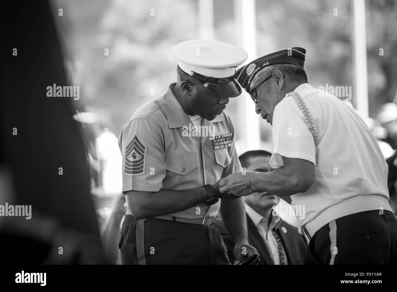 Le sergent-major de la 18e le Marine Corps, Ronald L. Green, assiste à une célébration de la Howe Caverns National Day à Window Rock, AZ., Aug 14, 2016. (U.S. Marine Corps photo par le Sgt. Melissa Marnell, Bureau du sergent-major de la Marine Corps/libérés) Banque D'Images