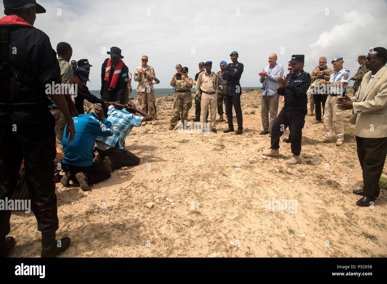 Mogadiscio, Somalie- un exercice effectué par la force de police somalienne de l'unité de police maritime apporte une maquette de l'équipage capturé à l'exercice de bord afin de démontrer les capacités de l'unité, avec la formation de nouveaux vaisseaux, le 25 août 2016, à Mogadiscio, en Somalie. Des représentants d'environ sept pays qui travaillent pour améliorer la sécurité et la stabilité en Somalie est allé(e) à l'exercice de démonstration et mémoire de l'Office des Nations Unies contre la drogue et le crime sur les mentors et de garde maritime en Somalie. L'ONUDC mentors formés l'Unité maritime d'effectuer des opérations de répression autour de la Banque D'Images