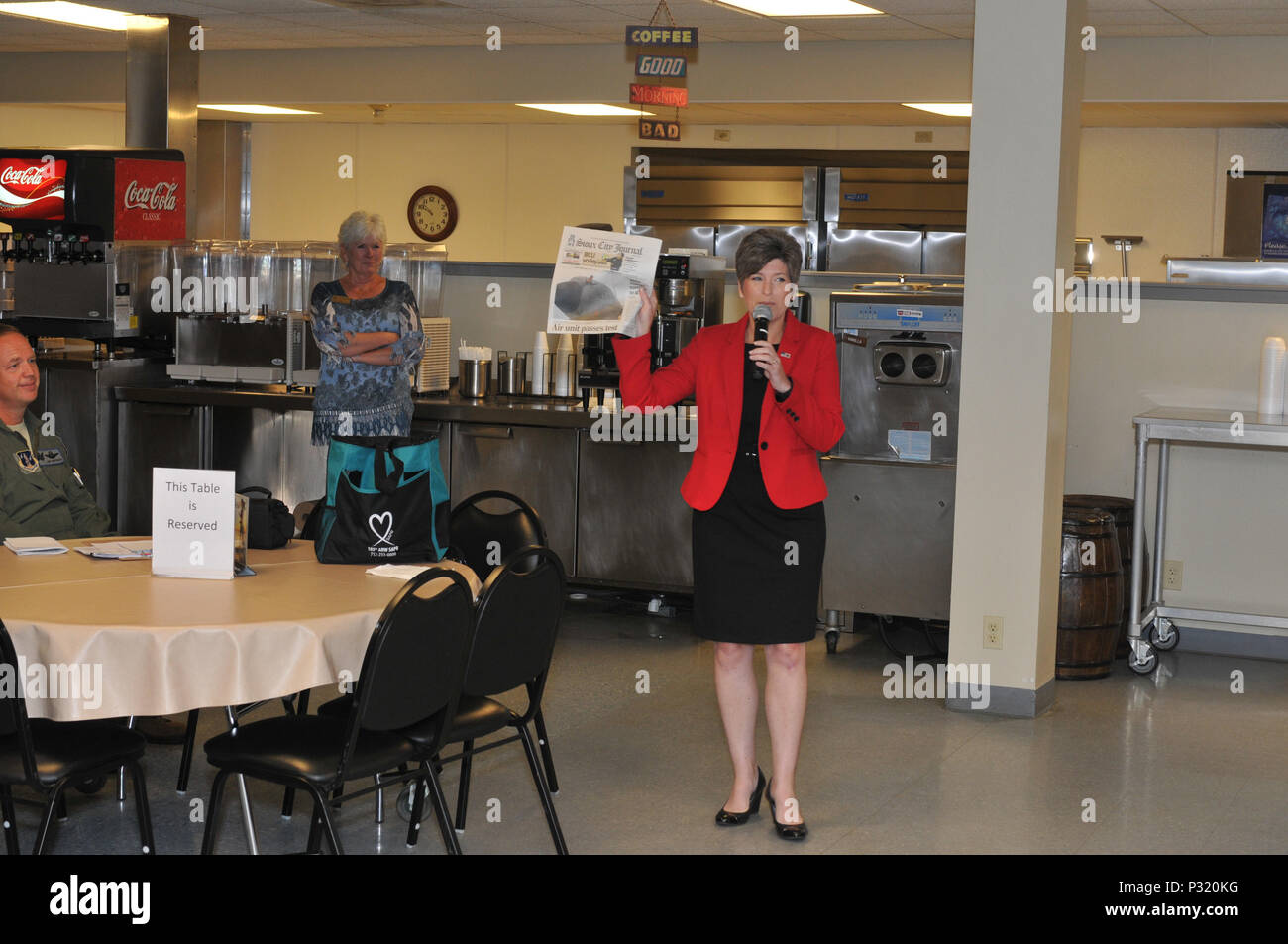 Le sénateur américain Joni Ernst (R-Iowa) est titulaire d'un exemplaire du Journal d'aujourd'Sioux City avec la 185e Escadre de ravitaillement en vol sur la page au cours d'une visite à la 185ème ARW, à Sioux City, en Iowa, le 25 août 2016. Ernst a tenu une réunion générale avec les membres de l'unité où elle les a félicités pour avoir complété avec succès une inspection de la préparation de l'unité plus tôt cette semaine. (U.S. Photo de la Garde nationale aérienne Tech Sgt. Bill Wiseman/libérés) Banque D'Images