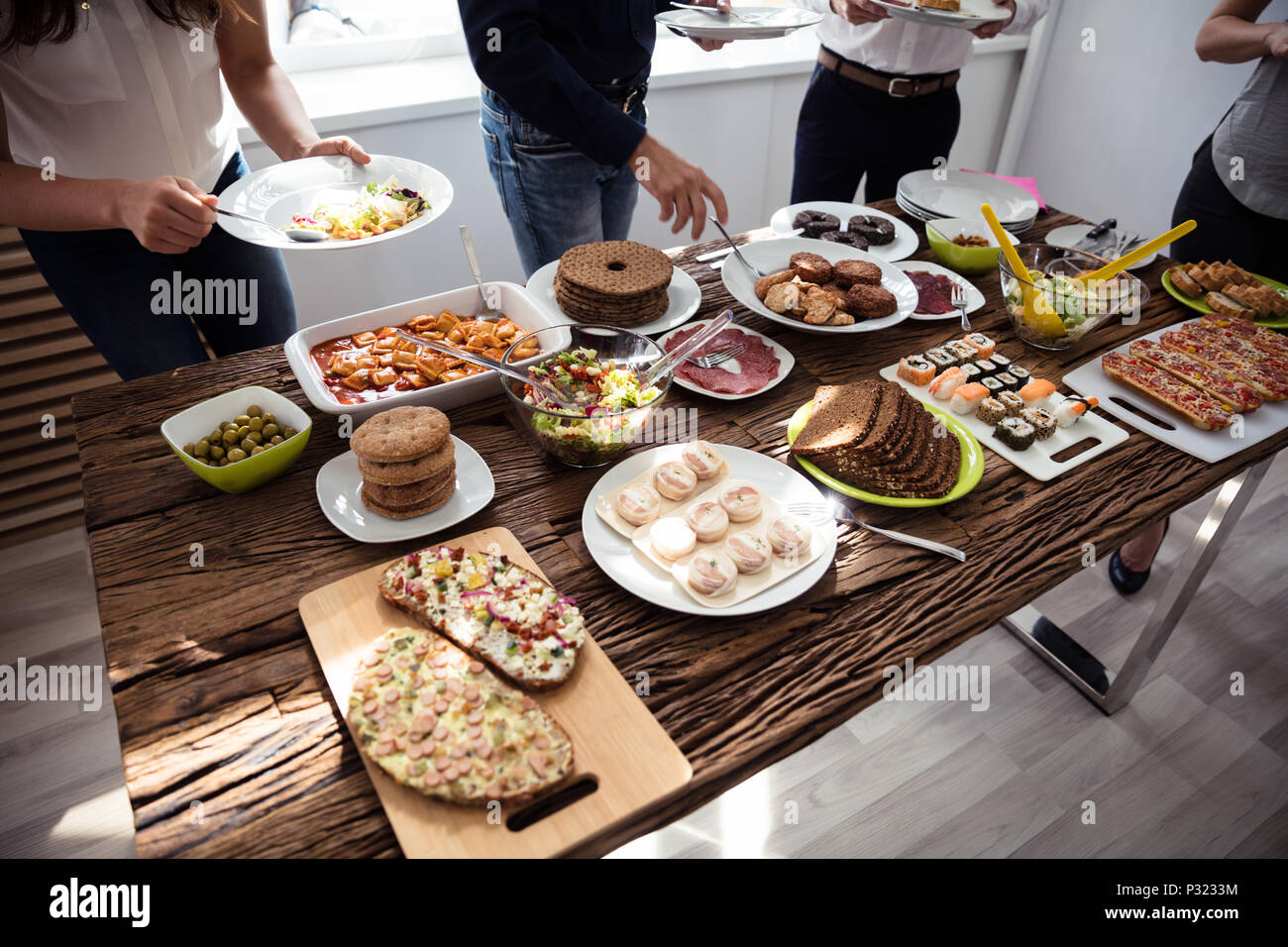 Les gens de manger sain repas sur table en bois At Party Banque D'Images