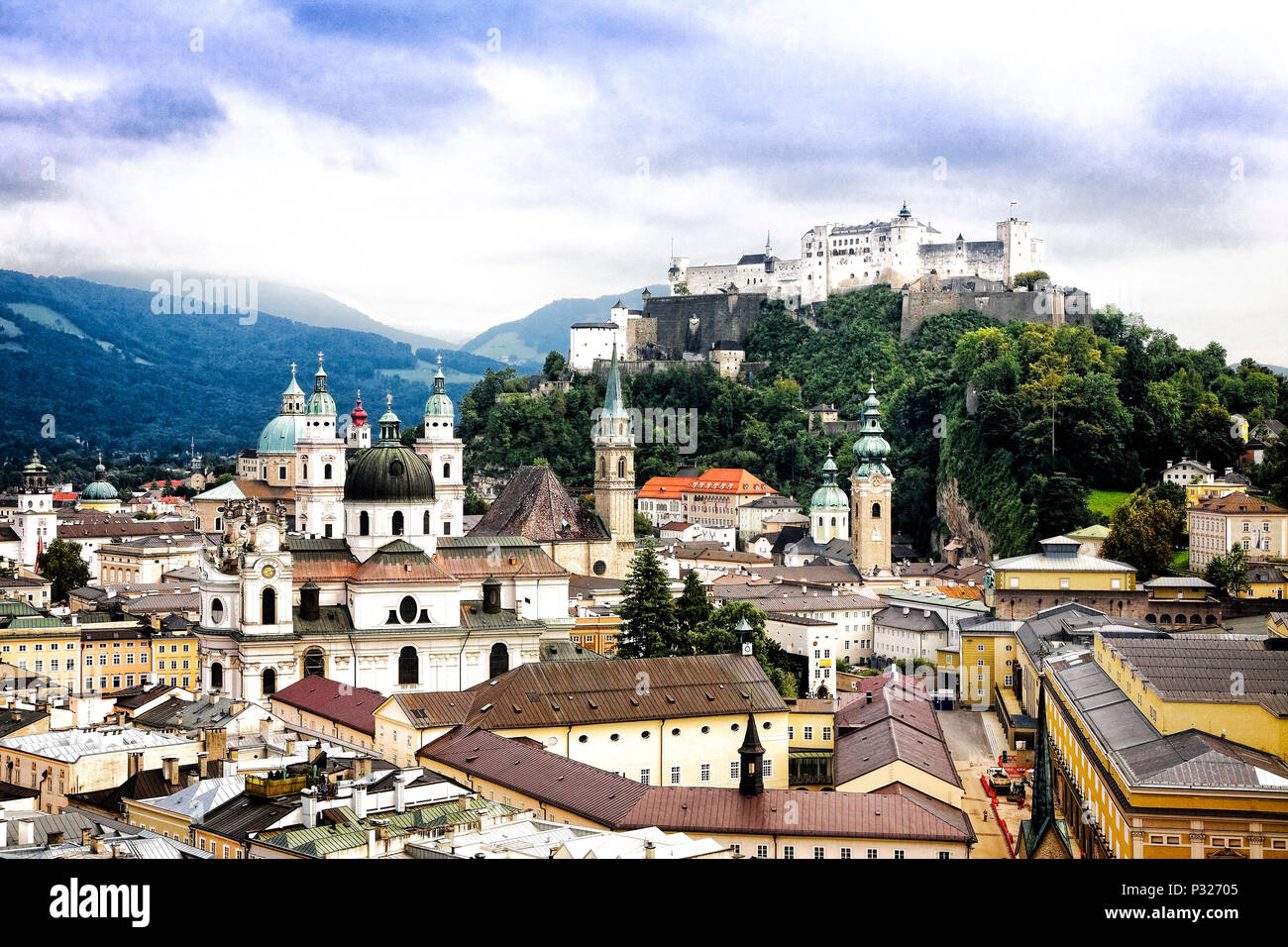 La ville autrichienne de Salzbourg avec ses nombreuses églises et Château de Hohensalzburg qui surplombe la ville. Banque D'Images