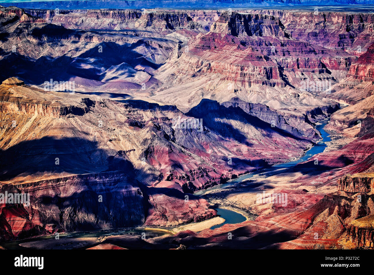 La Colorado River serpente à travers la bordure orientale du Parc National du Grand Canyon en Arizona. Banque D'Images