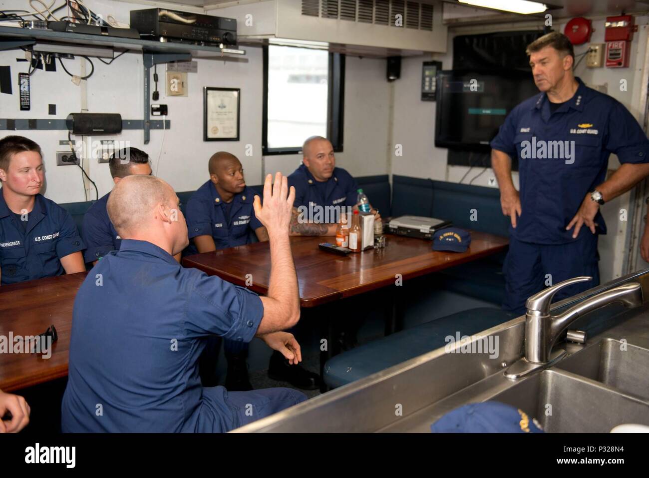 Vice-amiral. Karl Schultz, commandant de la région de l'Atlantique pose des questions de l'équipage de l'intérieur de 75 pieds d'offres de construction, le collier, le mercredi, le 24 août, 2016. U.S. Coast Guard photo de Maître de 3e classe Jennifer Nease. Banque D'Images