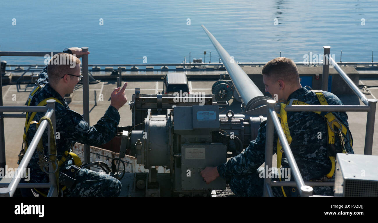 160825-N-FR247-083 : Bremerton, Washington (Août 25, 2016) Les systèmes d'information Technicien 2e classe Ian Krueger, gauche, de Federal Way, Washington, de systèmes d'information et de 2e classe Jacob Perry, de Mountain Home, Idaho, effectuer une maintenance planifiée sur une antenne à bord du USS JOHN C. STENNIS (CVN 74). John C. Stennis est la réalisation d'une maintenance de routine à la suite d'une mutation à 7è et 3e secteurs d'opération de la flotte. (U.S. Photo par marine Spécialiste de la communication de masse Seaman Alexander P. Akre / relâché) Banque D'Images