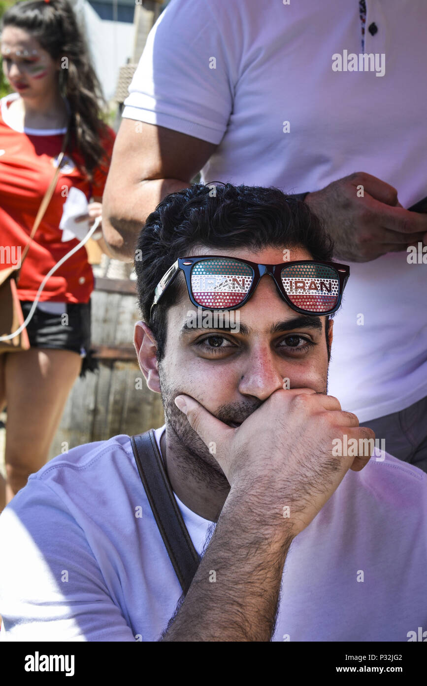 15 juin 2018 - Tysons Corner, Virginia, États-Unis - après 18 ans d'équipe de football de l'Iran a gagné en Coupe du monde, et beaucoup d'iranien qui vivant en Virginie, au Maryland et à Washington DC se réunir pour l'affichage de l'Iran contre le Maroc. Ils se sont réunis pour acclamer l'Iran pendant la Coupe du Monde FIFA 2018 ! L'Iran a gagné à la dernière minute. Autour de cent mille sont Iraniens résidant dans la région métropolitaine, NOUS. L'Iran et les États-Unis ont un conflit historique après avoir occupé l'ambassade américaine à Téhéran, le 4 novembre 1979. Le mois dernier, le Président a approuvé l'atout d'augmenter les sanctions sur l'Iran. (Crédit Image : © Ardavan Roozbeh via Zuma sur le fil Banque D'Images