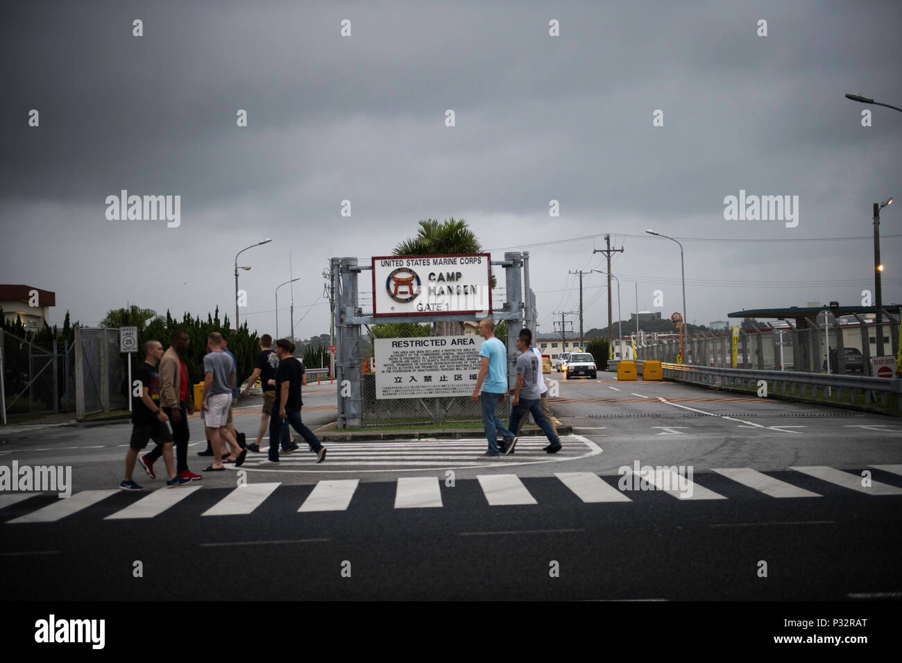 Vendredi. 15 Juin, 2018. GINOZA, JAPON - 15 juin : Armée américaine ont été vu marchant devant le Corps des Marines américains' Camp Hansen gate durant la période hors-service le vendredi, Juin 15, 2018 à Ginoza, Okinawa Prefecture, Japan. (Photo : Richard Atrero de Guzman /Aflo ) Banque D'Images