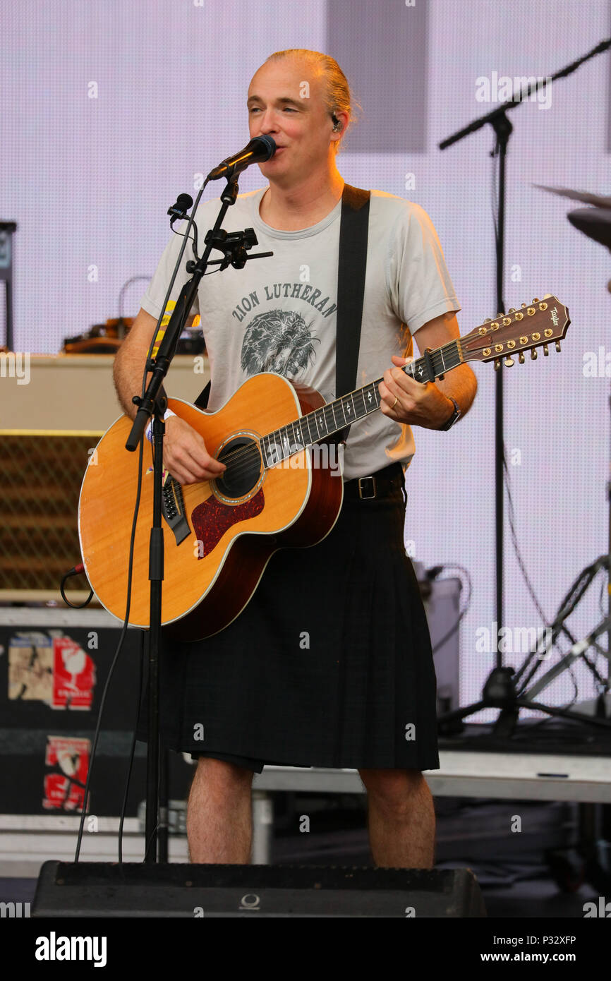 Norvège, Oslo - 17 juin, 2018. Le groupe de rock écossais Travis effectue un concert live au cours de la fête de la musique norvégienne Piknik i Parken 2018 à Oslo. Ici singer Fran Healy est vu sur scène. (Photo crédit : Gonzales Photo - Stian S. Moller). Banque D'Images