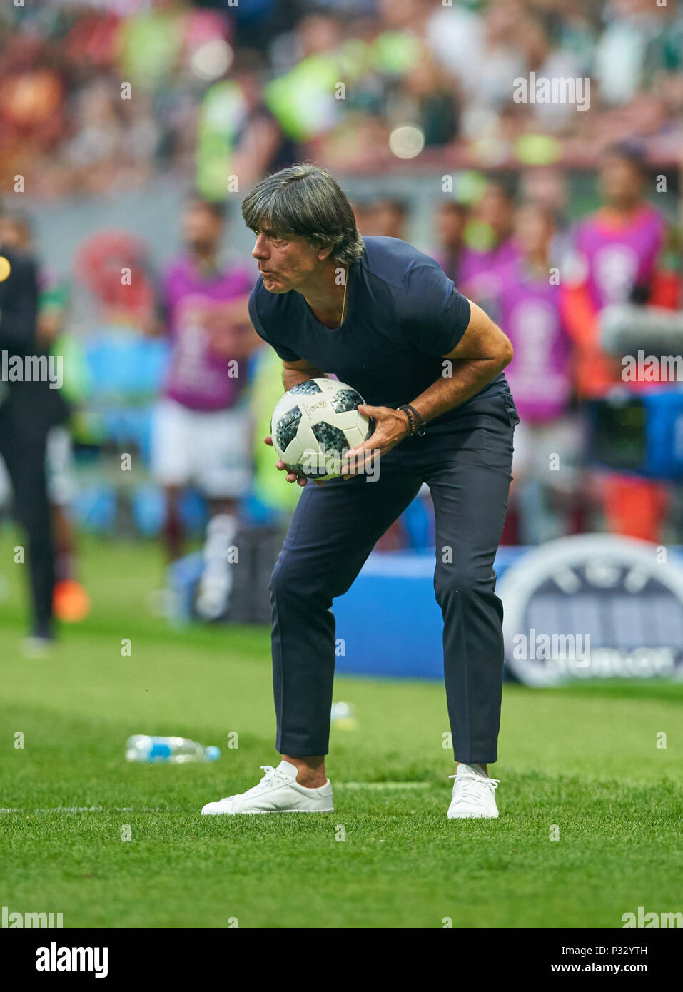 Moscou, Russie, 17 juin 2018. Allemagne - Mexique, Soccer, Moscou, le 17 juin 2018, la DFB headcoach Joachim Loew, Jogi LÖW, attrape la balle, l'Allemagne - COUPE DU MONDE 2018 Mexique Russie, Groupe F, de la saison 2018/2019, 17 juin 2018 L u z h n i k i Stadium de Moscou, Russie. © Peter Schatz / Alamy Live News Banque D'Images