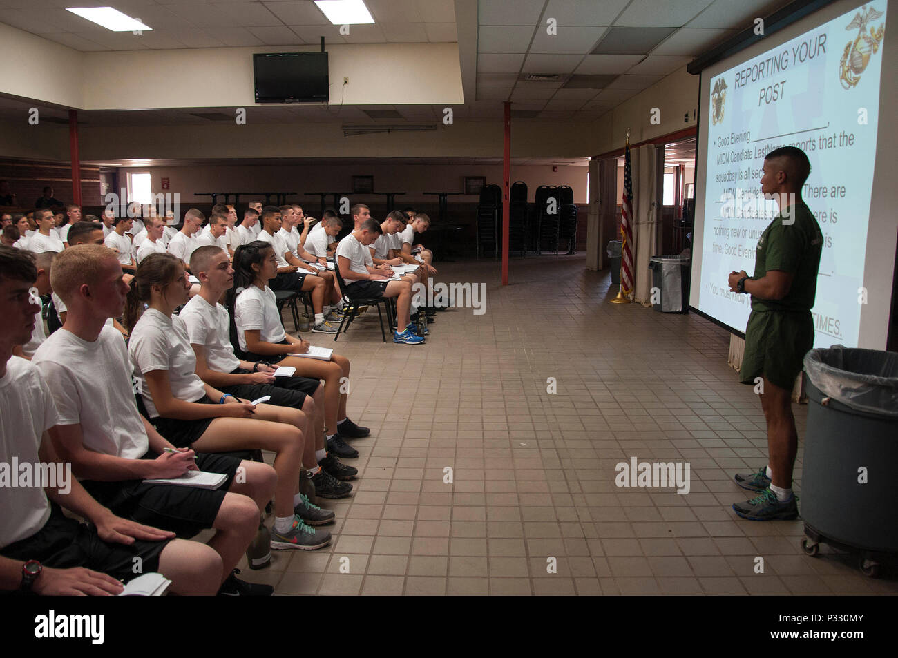 NAVAJO CAMP, Arizona (Aug. 13, 2016) - Le sergent du Corps des Marines. Melecio Enfrain sergent du peloton, avec l'Université de l'Arizona Naval Reserve Officers Training Corps enseigne l'unité, plus de 90 candidats aspirant de première année sur les responsabilités de l'intérieur garde pendant une classe au camp, Navajo en Arizona, le 13 août 2016, dans le cadre de la nouvelle formation d'orientation des élèves. La semaine de formation de l'ONS a eu lieu du 12 au 19 août à la fois, l'Arizona, Navajo camp aux côtés de deux autres unités, et de l'université NROTC à l'Université de l'Arizona à Tucson, Arizona. La formation régionale conjointe était la première combi Banque D'Images