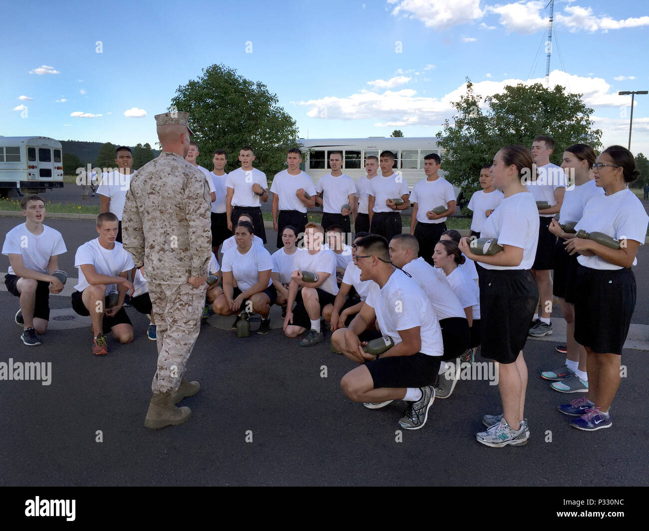 NAVAJO CAMP, Arizona (Aug. 13, 2016) - Le Sergent d'artillerie du Corps des Marines. Jason Dow, le sous-officier de marine instructeur avec l'Université de l'Arizona Naval Reserve Officers Training Corps unité, indique à son peloton d'etre à l'aspirant de candidats comment à mars le 13 août 2016, pendant la nouvelle orientation Étudiante au Camp de formation, Navajo en Arizona. La semaine de formation de l'ONS a eu lieu du 12 au 19 août à la fois, l'Arizona, Navajo camp aux côtés de deux autres unités, et de l'université NROTC à l'Université de l'Arizona à Tucson, Arizona. La formation régionale a été le premier du genre à l'évolution Banque D'Images