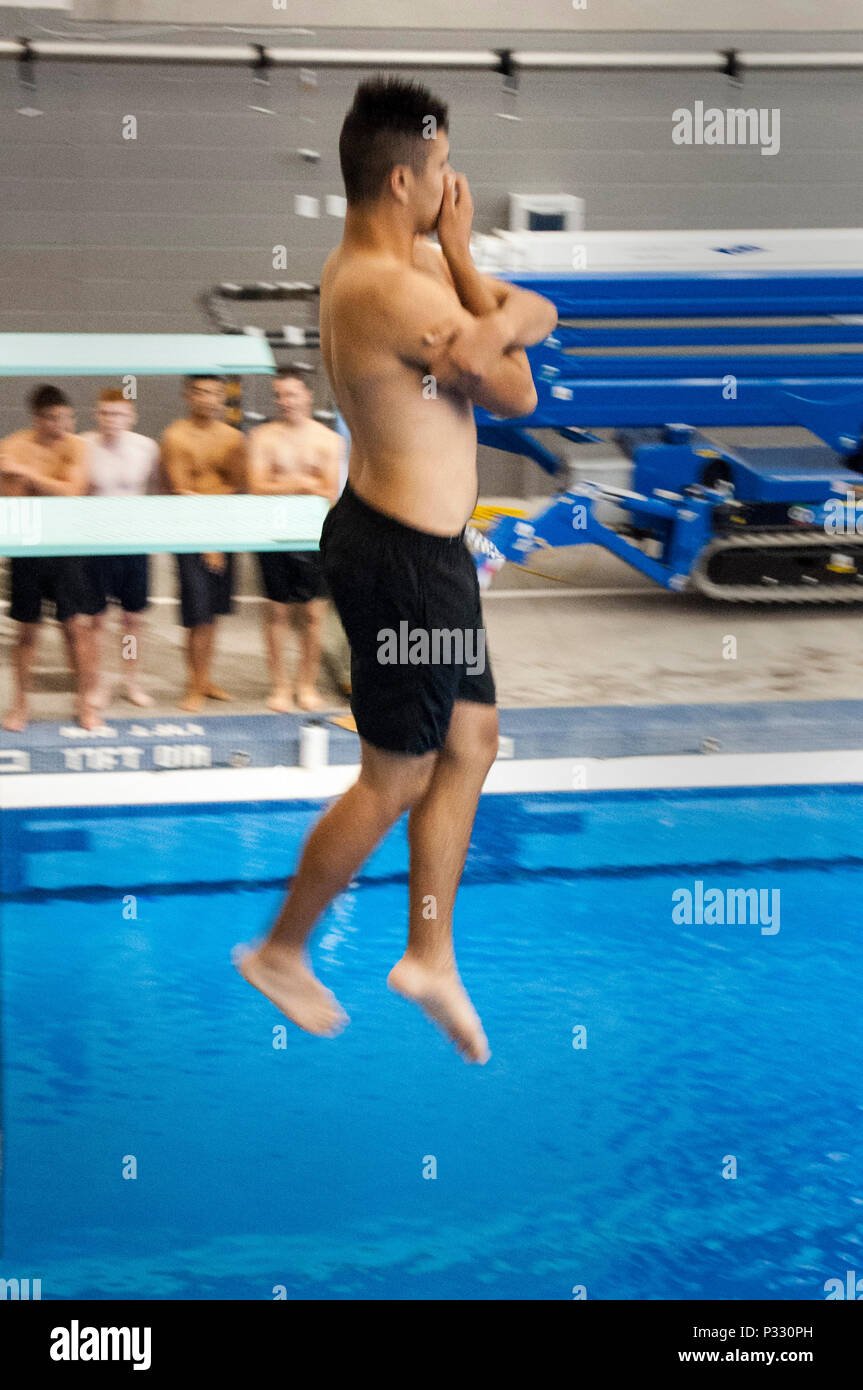 FLAGSTAFF, Arizona (août 14, 2016) - un aspirant candidat saute d'une plate-forme de plongée au cours de sa Réserve navale de base Officers Training Corps nager le 14 août 2016, de qualification, à l'université Northern Arizona piscine à Flagstaff, Arizona, dans le cadre de la nouvelle formation d'orientation des élèves. La semaine de formation de l'ONS a eu lieu du 12 au 19 août, avec la moitié de Flagstaff combiné aux côtés des candidats de première année de l'Université du Nouveau-Mexique et Arizona State University NROTC, unités et la seconde moitié à l'Université de l'Arizona à Tucson, Arizona. La formation régionale a été le premier ev combiné Banque D'Images