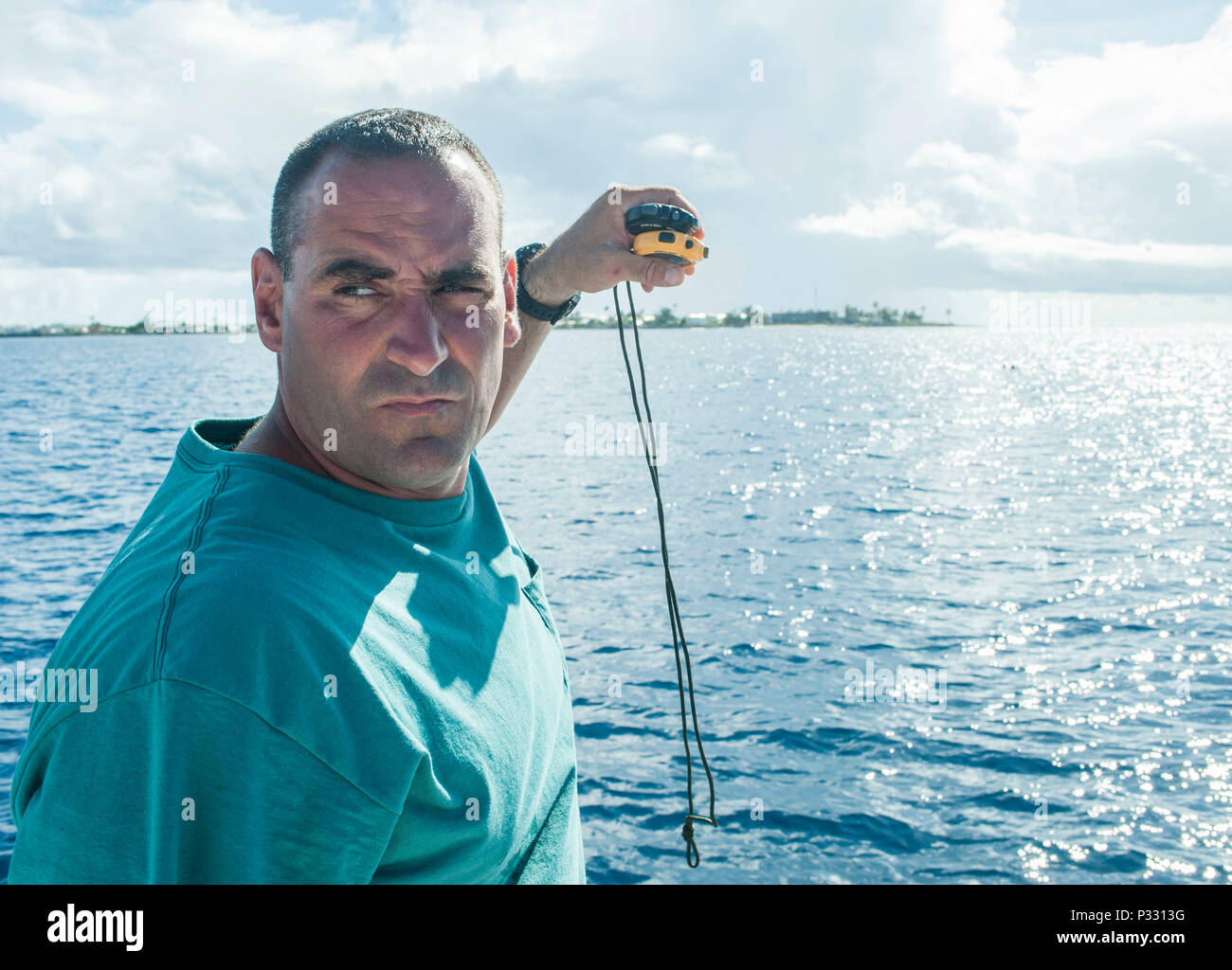 160818-N-WI365-057 (18 août 2016) l'atoll de Kwajalein USAG - U.S. Army Sgt. Chris 1ère classe Kratsas, un plongeur principal affecté à la défense POW/MIA Agence comptable qui est aussi le superviseur de plongée par intérim, surveille le réveil de plongée comme la première série de plongeurs enquêter sur un hydravion site d'épaves dans les eaux de la garnison de l'armée américaine l'Atoll de Kwajalein. La mission de la Défense POW/MIA Agence comptable est de fournir le plus possible notre personnel manquant à leurs familles et à la nation. Pour tous ceux qui ont été tués en action, les experts-comptables est chargé de localiser, récupérer et identi Banque D'Images