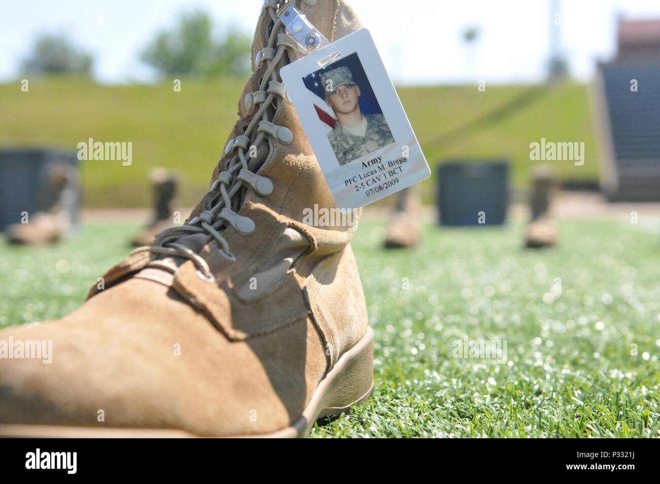 Un mémorial est affichée à l'amorçage de combat représentent l'un des membres du service des États-Unis qui sont honorés dans le cadre d'une grande formation Memorial le 17 mai 2016, à Fort Bragg, N.C. (U.S. Photo de l'armée par la FPC. Hubert D. Delany III) Banque D'Images