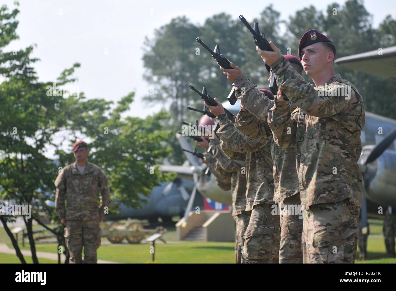Avec les parachutistes de la 82e Division aéroportée effectuez une salve de 21 dans le cadre d'une cérémonie commémorative le 25 mai 2016 à Fort Bragg, N.C. (U.S. Photo de l'armée par la FPC. Hubert D. Delany III) Banque D'Images
