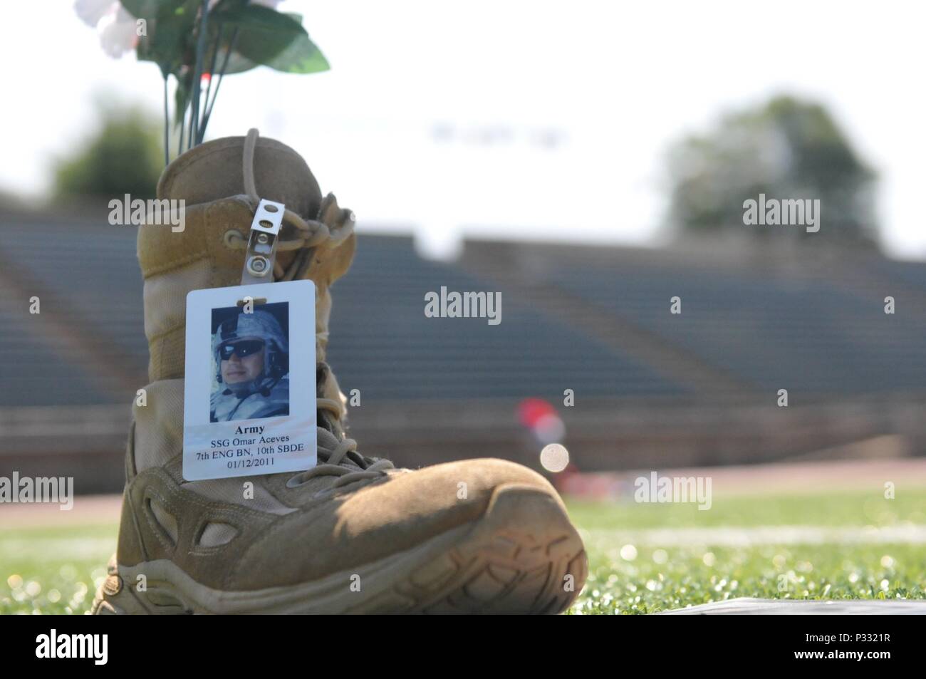 Un mémorial est affichée à l'amorçage de combat représentent l'un des membres du service des États-Unis qui sont honorés dans le cadre d'une grande formation Memorial le 17 mai 2016, à Fort Bragg, N.C. (U.S. Photo de l'armée par la FPC. Hubert D. Delany III) Banque D'Images