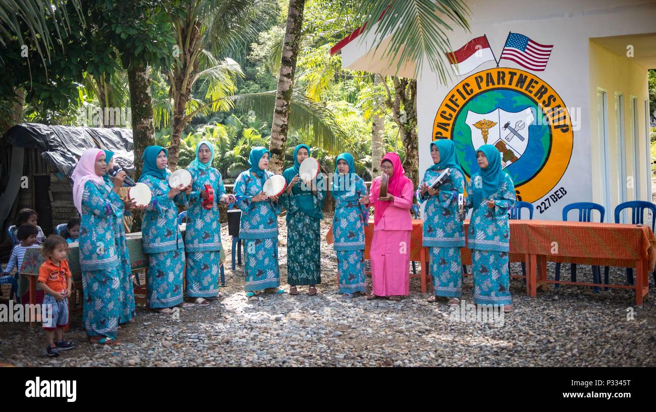 Les femmes locales effectuer la musique traditionnelle avant une cérémonie d'inauguration d'une nouvelle toilette publique à Sungai Pinang à Sungai Pinang, Indonésie, le 26 août 2016. Partenariat du Pacifique est un déploiement de forces visant à renforcer les partenariats humanitaires et maritime au cours d'opérations de secours en cas de catastrophe, tout en fournissant des soins médicaux, dentaires, humanitaire et de l'ingénierie de l'aide aux pays du Pacifique. (U.S. Photo par marine Spécialiste de la communication de masse 2e classe Hank Gettys) Banque D'Images