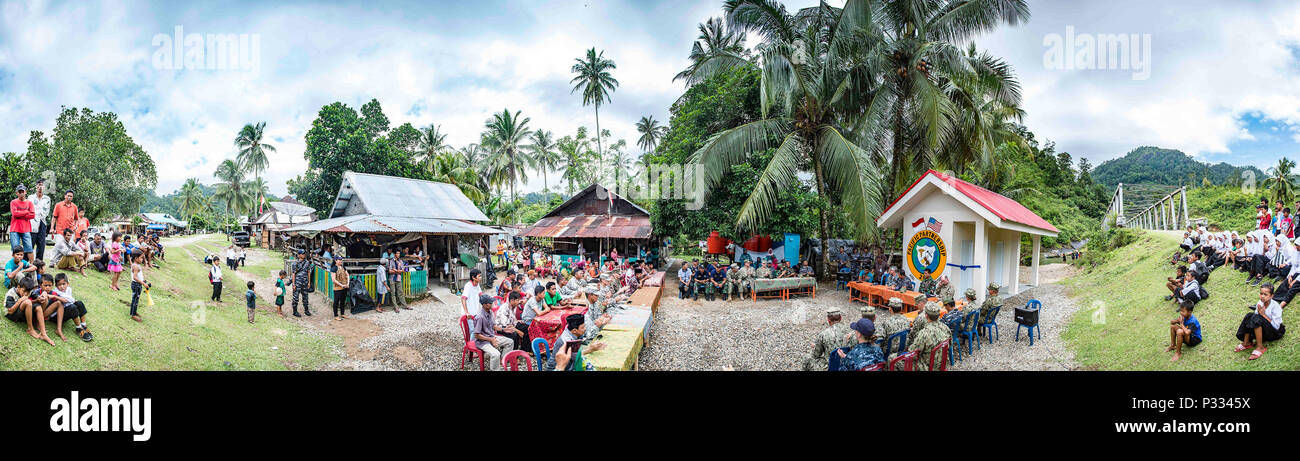 Les marins américains, les Marines américains et Tentara Nasional Indonesia personnel, ainsi que des villageois locaux, organiser une cérémonie d'inauguration d'une nouvelle toilette publique dans le village de Sungai Pinang, Indonésie, le 26 août 2016. Partenariat du Pacifique est un déploiement de forces visant à renforcer les partenariats humanitaires et maritime au cours d'opérations de secours en cas de catastrophe, tout en fournissant des soins médicaux, dentaires, humanitaire et de l'ingénierie de l'aide aux pays du Pacifique. (U.S. Photo par marine Spécialiste de la communication de masse 2e classe Hank Gettys) Banque D'Images