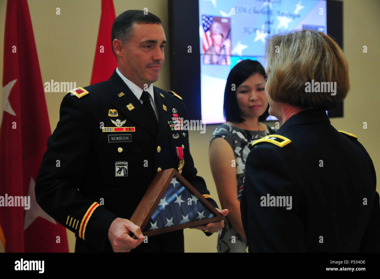 Le colonel Charles E. Newbegin est présenté avec un drapeau des États-Unis le 22 juillet 2016 à Marshall Hall, Fort Bragg, Caroline du Nord dans le cadre d'une célébration de la retraite pour lui et le Sgt. Le Major Paul J. Klikas.(U.S. Photo de l'armée par la FPC. Hubert D. Delany III) Banque D'Images