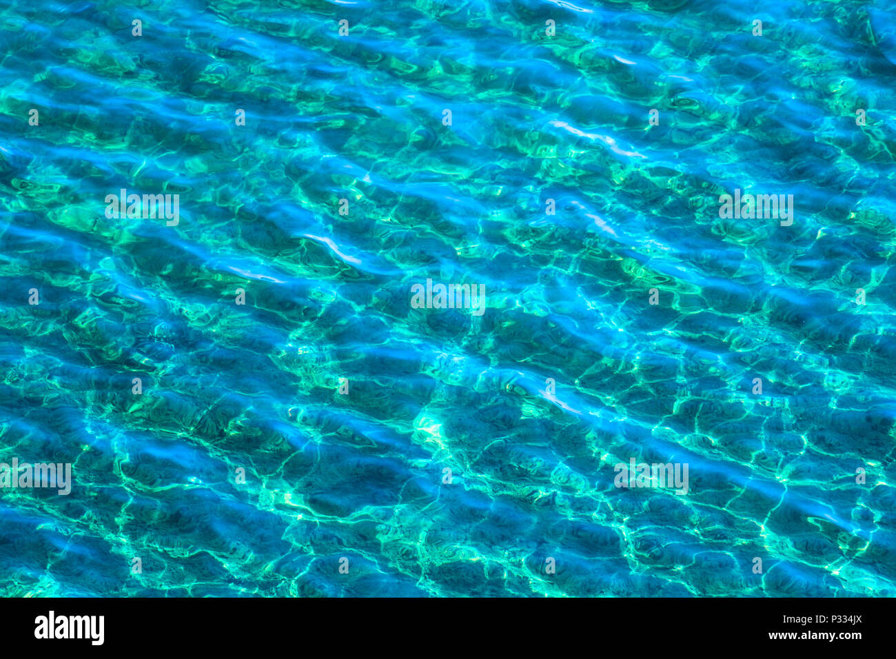 Les eaux bleu artificiel près d'une rivière calme Banque D'Images