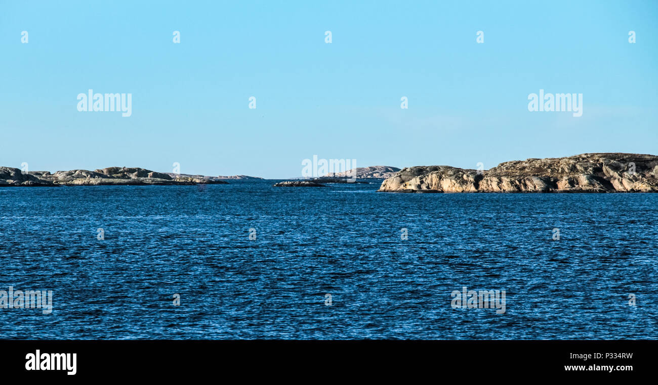 Îles de l'archipel rocheux près de la côte suédoise Banque D'Images