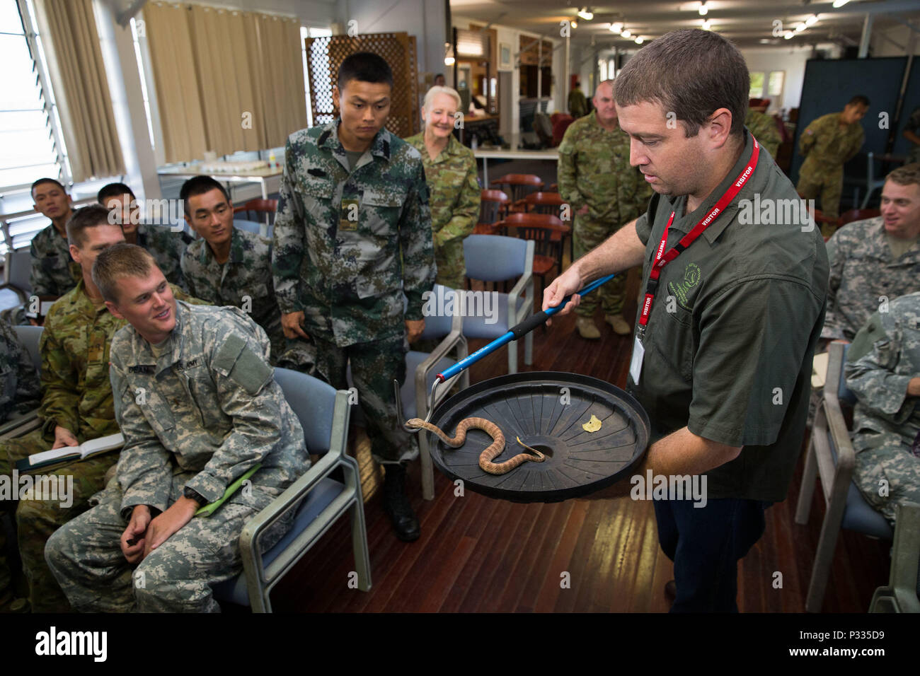 L'armée australienne, US Army, l'US Marine Corps et de l'Armée de libération du peuple chinois sont introduits dans un death adder snake par M. Chris Peberdy expert de la faune dans le cadre de l'exercice à Larrakeyah Kowari Barracks à Darwin, Territoire du Nord, le 28 août 2016. Kowari est une armée australienne a organisé l'exercice des compétences de survie visant à accroître la coopération entre les forces de défense des États-Unis, l'Australie et la Chine. La Force de défense australienne (photo par le Cpl. Jake Sims) Banque D'Images