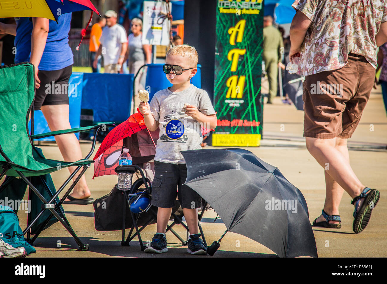 Un enfant mange de la glace en vitesse de son Air Show, à Rosecrans Memorial Airport, St., 27 août 2016. Le spectacle aérien a été accueilli par le 139e Airlift Wing, New York Air National Guard pour le remercier la communauté pour leur soutien. (U.S. Photo de l'Armée de l'air par la Haute Airman Patrick P. Evenson) Banque D'Images