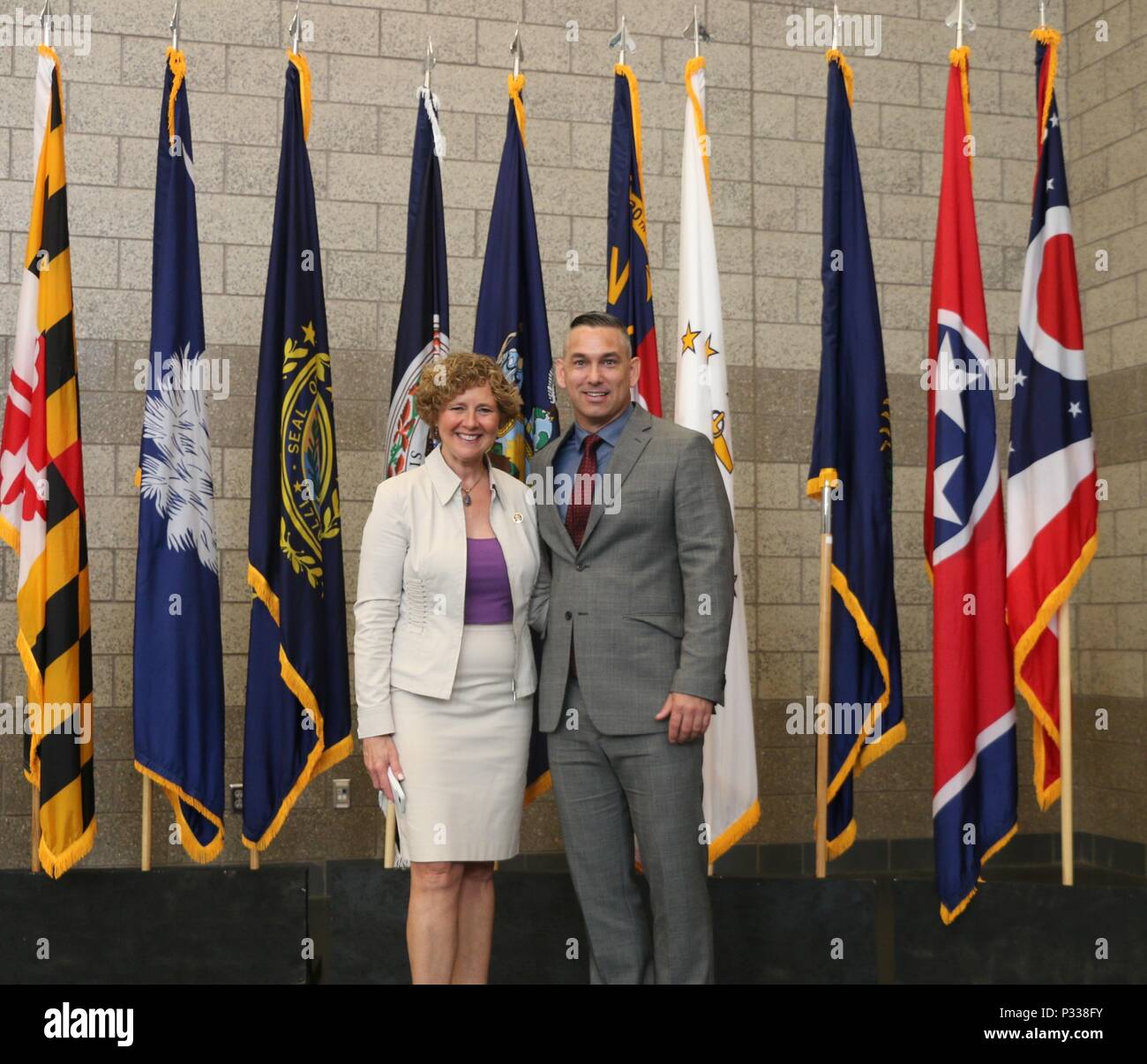 Mme Susan Brooks, représentant américain du 5ème arrondissement, Ind., se dresse avec M. Cody Smith, 310e commande soutien expéditionnaire (égalité des chances) représentant, après avoir parlé au sujet de l'histoire et les réalisations des femmes dans les forces armées et la société américaine, ainsi que les femmes des questions au cours de la 310e vétéran commande soutien expéditionnaire (2016) Célébration de la Journée de l'égalité des femmes, 26 août, 2016. Banque D'Images