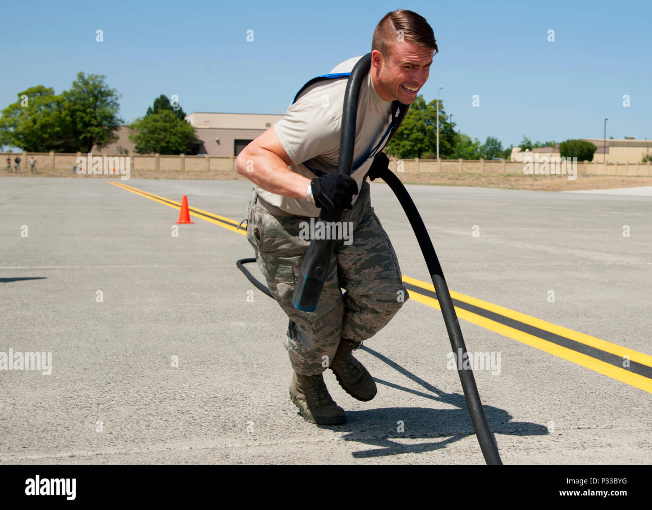 Le personnel. Le Sgt. Robert Goodman, 92e Groupe d'entretien général chef d'équipage de vol des aéronefs, les souches pour tirer une 100 pi. de long câble d'alimentation d'aéronefs de l'autre côté de la ligne de vol au cours de la troisième étape de la Fairchild MXG Relais Olympique sur la concurrence, le 5 août 2016, à Fairchild Air Force Base, dans l'état de chaque membre de l'aviateur quatre équipes avaient à sprint à travers la ligne de vol à effectuer leur part du relais avant d'un coéquipier de marquage. (U.S. Air Force photo/Navigant de première classe Ryan Lackey/libérés) Banque D'Images
