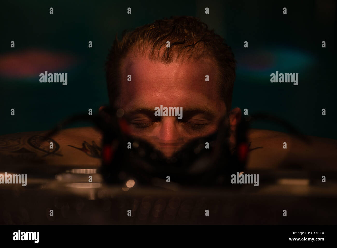 Plongeur de la marine américaine 2e classe Frank Phelan perfoms un exercice de respiration pour améliorer la capacité pulmonaire. Sous-marin de la marine à l'école Naval Submarine Base New London Groton (Connecticut) dans l'un des siens est enseigné aux élèves dans une classe de deux jours à Momsen Hall pour survivre d'un sous-marin s'échapper. est réel et la vie de la formation de marins qui savent travailler en profondeur de première main U.S. Navy photo by Mass Communication Specialist 2e D. Ignacio Perez (libéré) 160816-N-TC437-0026 Banque D'Images