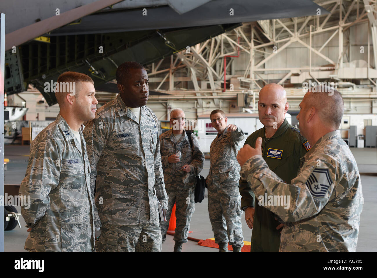 Le général Carlton D. Everhart II, commandant de l'Air Mobility Command, parle d'aviateurs de la 105th Airlift Wing à Stewart Air National Guard Base au cours d'une visite le 13 août 2016. Everhart a visité l'installations différentes à la base et a parlé avec les aviateurs de tous les rangs. (U.S. Air National Guard photo de Tech. Le Sgt. Lee Guagenti) Banque D'Images