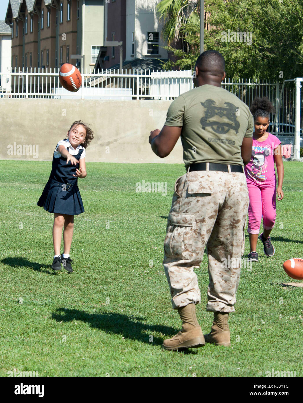 160831-N-VR008-227 SAN PEDRO, Californie (16 août 2000 31, 2016) - Sgt. Jaron Billue, un je Marine Expeditionary Force Marine, joue avec les prises des enfants à un programme de conditionnement physique après l'école à la communauté Providence Santé Bien-être et un centre d'activités à San Pedro, au cours de la première semaine de la flotte de Los Angeles. La semaine de la flotte offre au public l'occasion de visiter les navires, rencontrez marins, marines, et des membres de la Garde côtière et d'acquérir une meilleure compréhension de la façon dont la mer services support la défense nationale des États-Unis et de la liberté des mers. (U.S. Photo par marine Spécialiste de la communication de masse de la classe de 3ème Banque D'Images