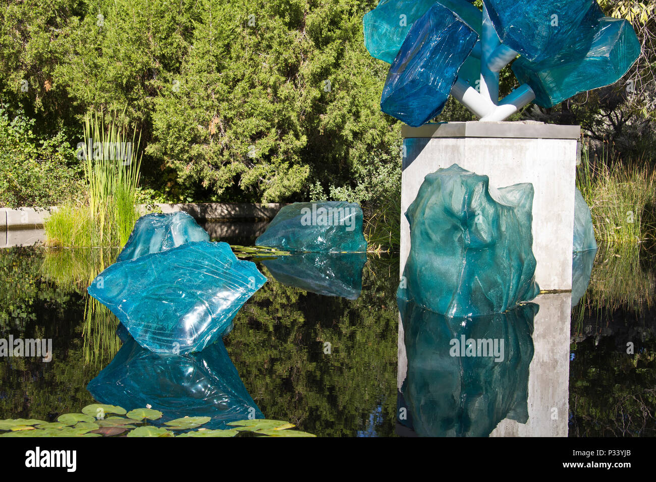 Installation d'art en verre par Dale Chihuly intitulée "Polyvitro Crystal Tower' sur l'affichage à l'Denver Botanic Gardens à Denver, CO. Banque D'Images