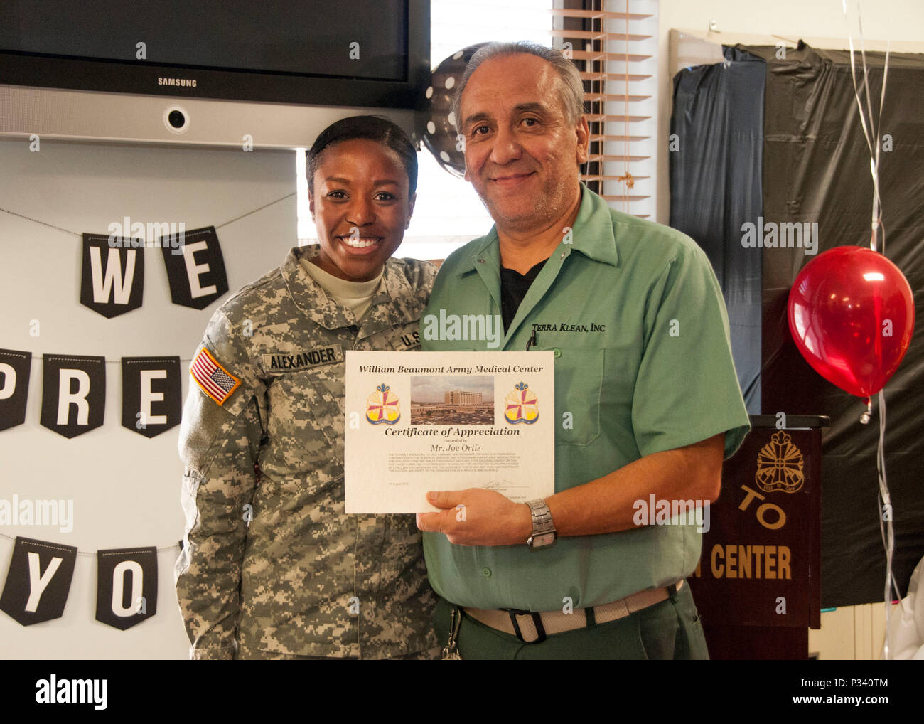 Premier lieutenant Domonique Alexander, infirmière en chirurgie, William Beaumont Army Medical Center, présente un certificat de reconnaissance à Joe Ortiz, spécialiste de l'entretien des installations, en reconnaissance de son soutien à l'WBAMC Unité chirurgicale au cours d'une journée d'appréciation du personnel, le 24 août de l'événement. L'événement a réitéré l'importance de l'hospitalité et le service à la clientèle lors d'un séjour du patient à l'hôpital. Banque D'Images