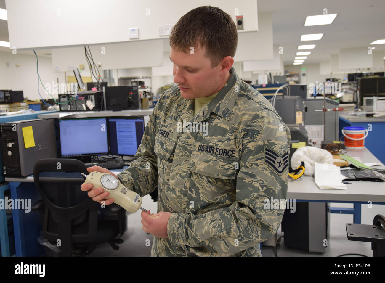 Le s.. Jacob Lober, 379e Escadron de maintenance expéditionnaire expéditionnaires de l'équipement de mesure de précision, artisan de laboratoire traite une jauge de force mécanique, 24 août 2016, Al Udeid Air Base, au Qatar. La 379e EMXS PMEL prend en charge environ 13 700 de pièces d'essai, l'équipement de mesure et de diagnostice dans la zone de responsabilité. (U.S. Photo de l'Armée de l'air technique/Sgt. CarlosJ. Treviño/libérés) Banque D'Images