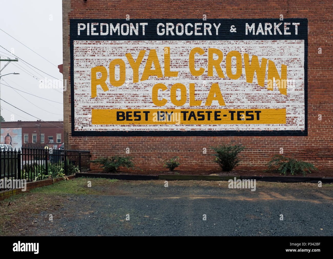 Un document historique de Royal Crown Cola art mural à la montagne de Galaad, Caroline du Nord vers 2018 au Main Street Banque D'Images