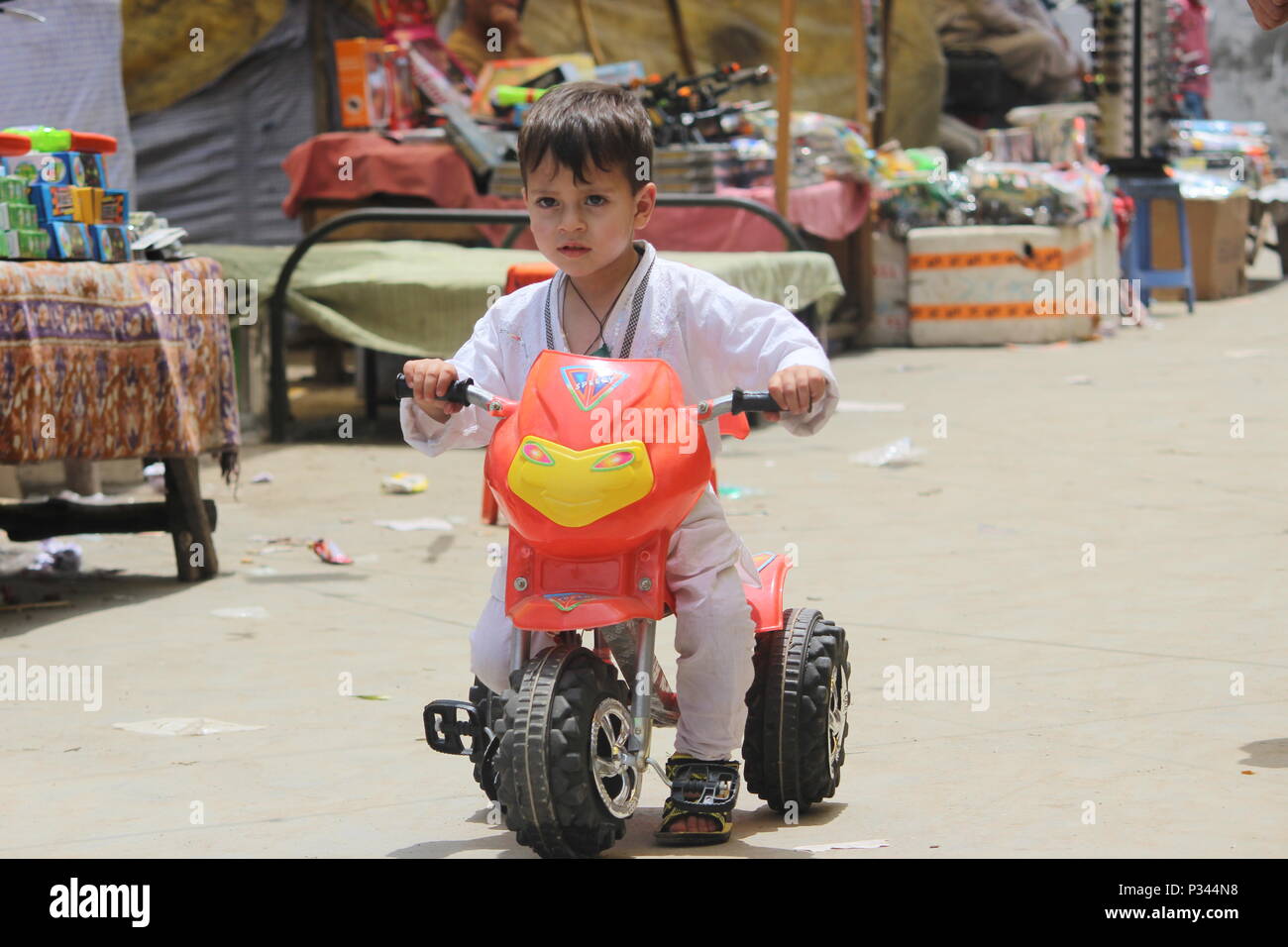 Srinagar, au Cachemire. 16 Juin, 2018. Pour l'avoir vu une bonne fois à la veille de l'Aïd. Pour l'habiller en pilayi la kurta avec toy gars en dehors du dargah aujourd'hazratbal à la veille de l'Aïd. Credit : Arfath Naseer/Pacific Press/Alamy Live News Banque D'Images