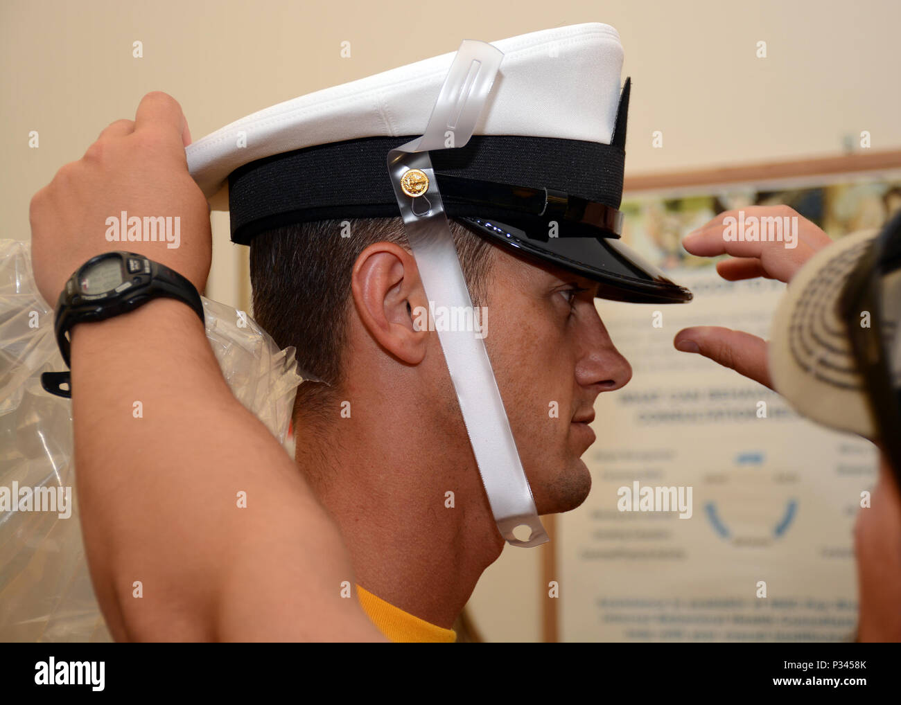 PATUXENT RIVER, Maryland (Aug. 12, 2016) - Chef de la Naval Air Crewman (Opérateur) (Sélectionnez) Joshua Lane est équipé d'un couvercle blanc a culminé par le chef du chef de l'Aviation Ordnanceman Scott Kramer à la Naval Air Station Patuxent River d'échange de la Marine le 12 novembre. 10 Premier maître de harem de commandes à la Naval Air Station Patuxent River se sont unis à leurs mentors dans le NAS Patuxent River d'échange de la Marine d'être équipés pour leur nouvelle CPO uniformes. Être choisi pour chef exige beaucoup de nouveaux accessoires d'uniformes que les mentors en chef le guide dans l'achat de café. Banque D'Images