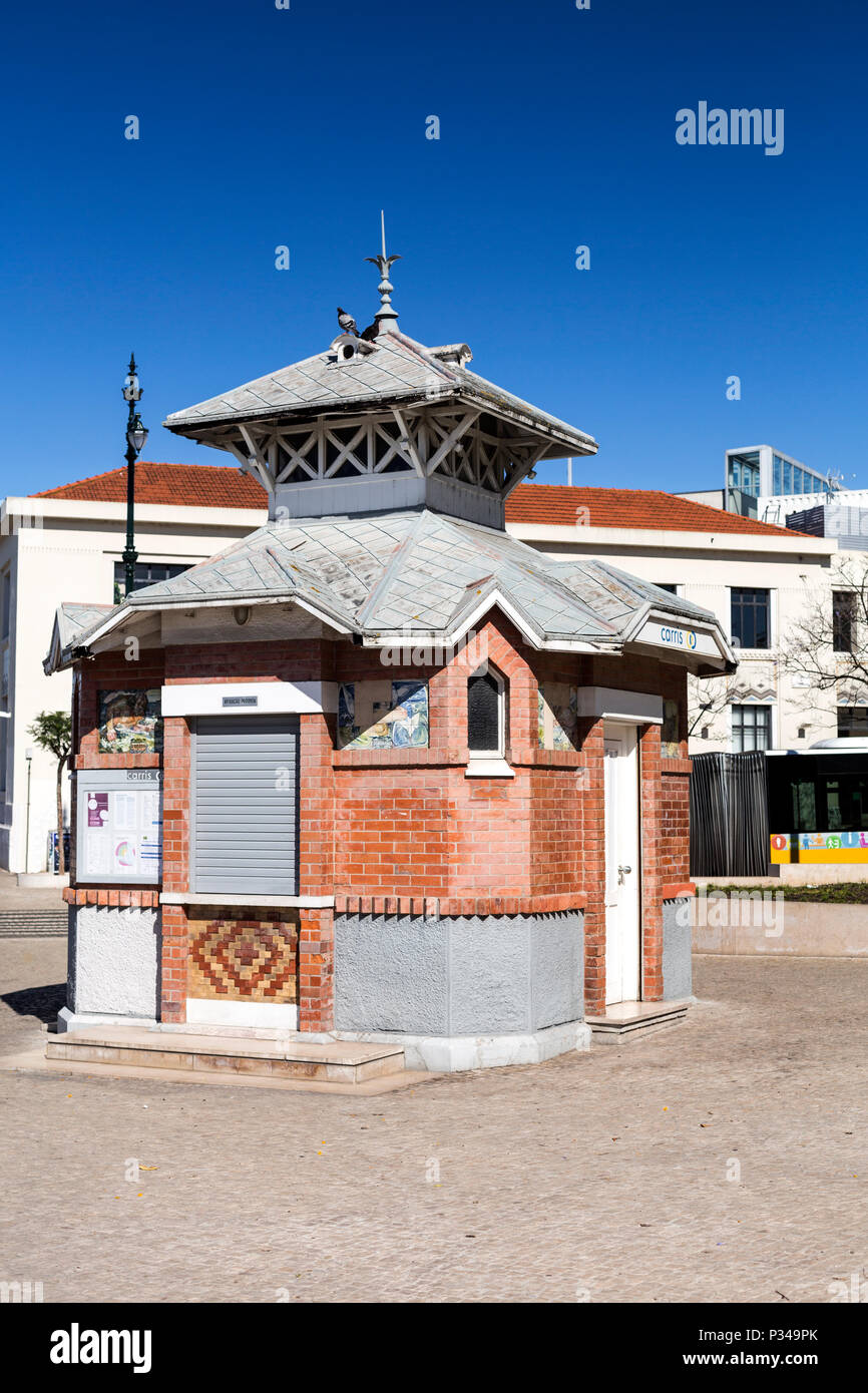 Kiosque Art Nouveau construit au début du xxe siècle et situé dans le jardin de Cais do Sodré, à Lisbonne, Portugal Banque D'Images