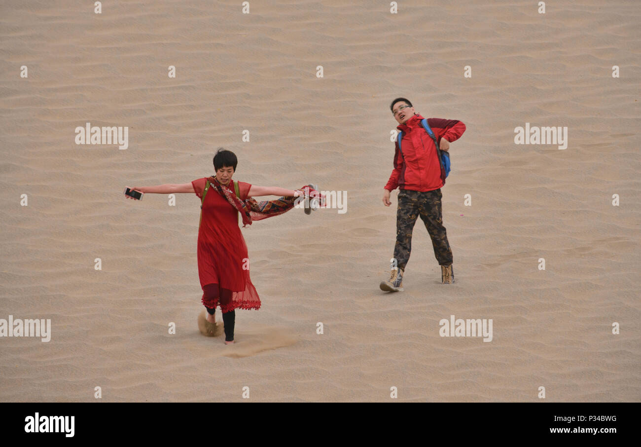 Dunes de sable balayées par le vent, Mingsha Shan (montagne) Singing Sands, Gansu, Dunhuang, Chine Banque D'Images