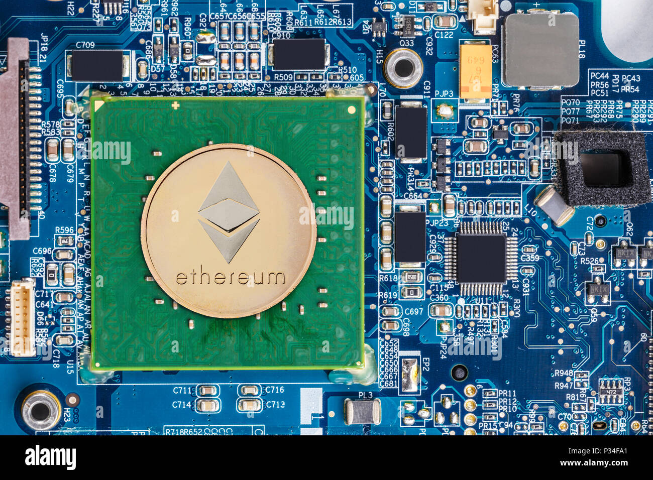 Golden ethereum et ordinateur carte mère puce sur arrière-plan Banque D'Images