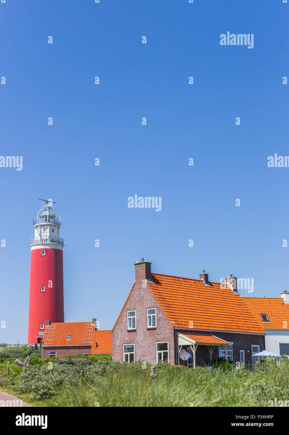 Maisons et phare rouge sur l'île de Texel, Pays-Bas Banque D'Images