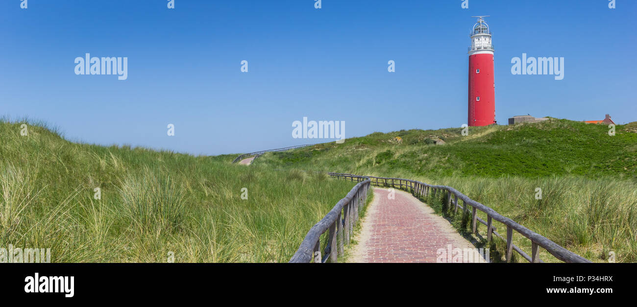 Panorama de la voie menant au phare sur l'île de Texel, Hollande Banque D'Images