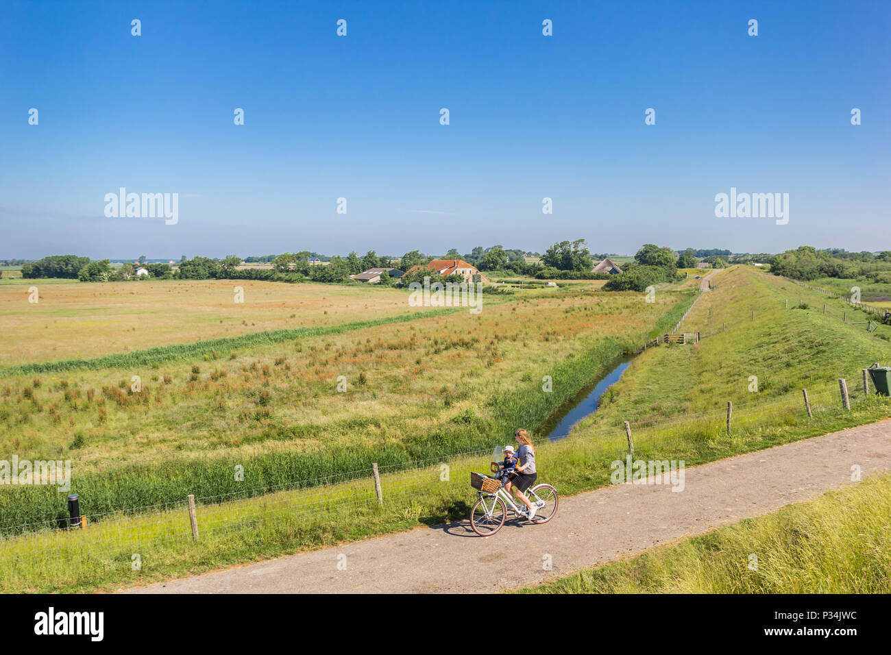 La mère et l'enfant sur un vélo sur l'île de Texel, Pays-Bas Banque D'Images