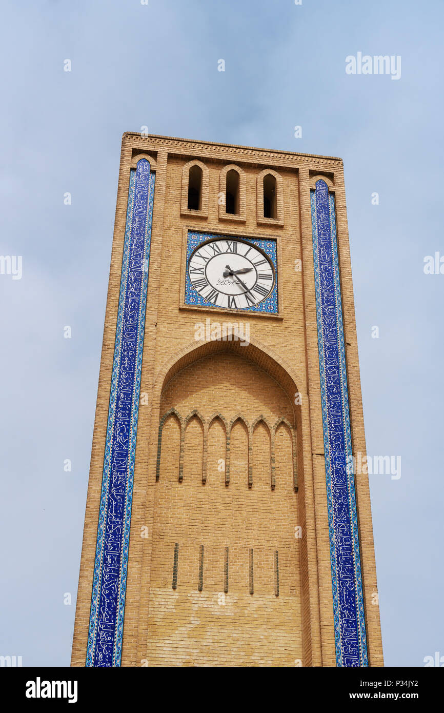Tour de l'horloge à Hazrat Mahdi avenue dans la vieille ville Yazd. L'Iran Banque D'Images