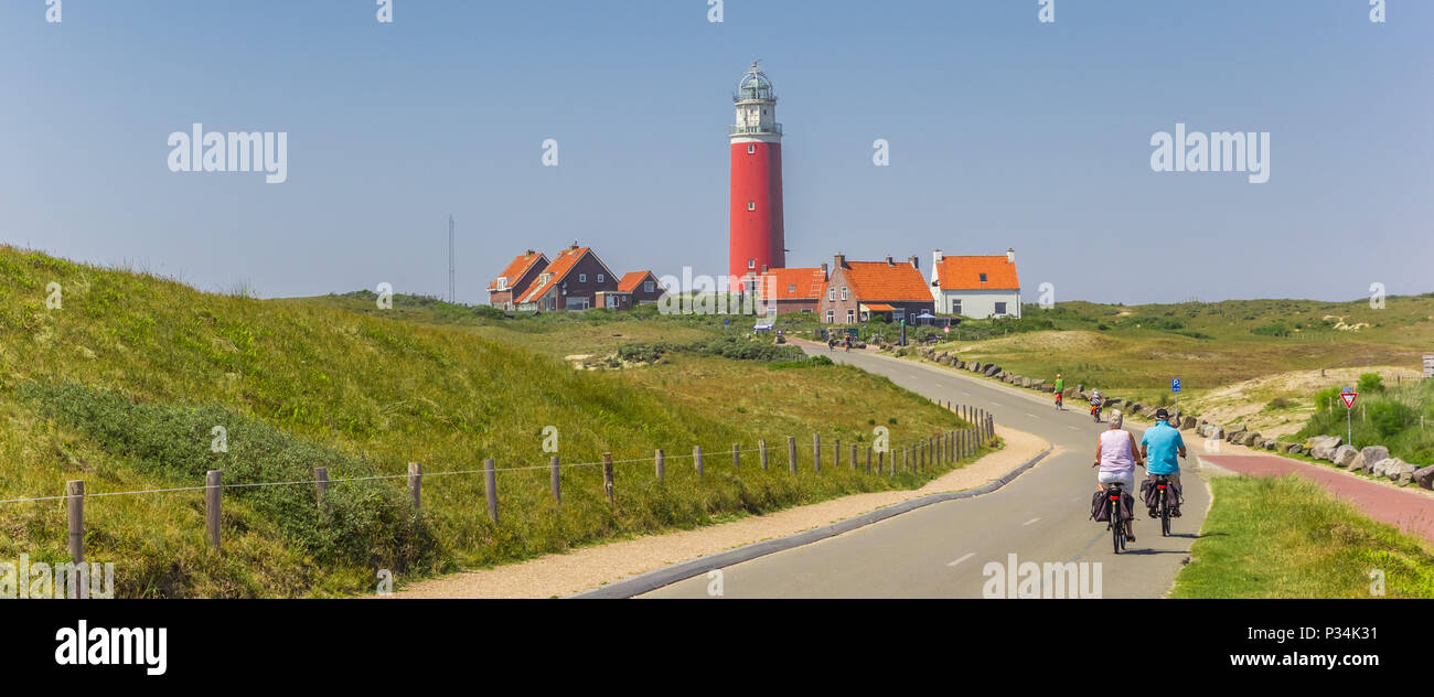 Panorama d'un couple vers le phare sur l'île de Texel, Pays-Bas Banque D'Images