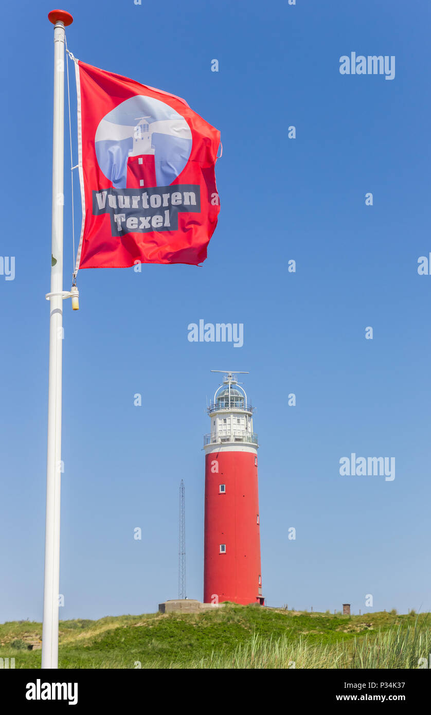 Un drapeau et le phare sur l'île de Texel, Pays-Bas Banque D'Images