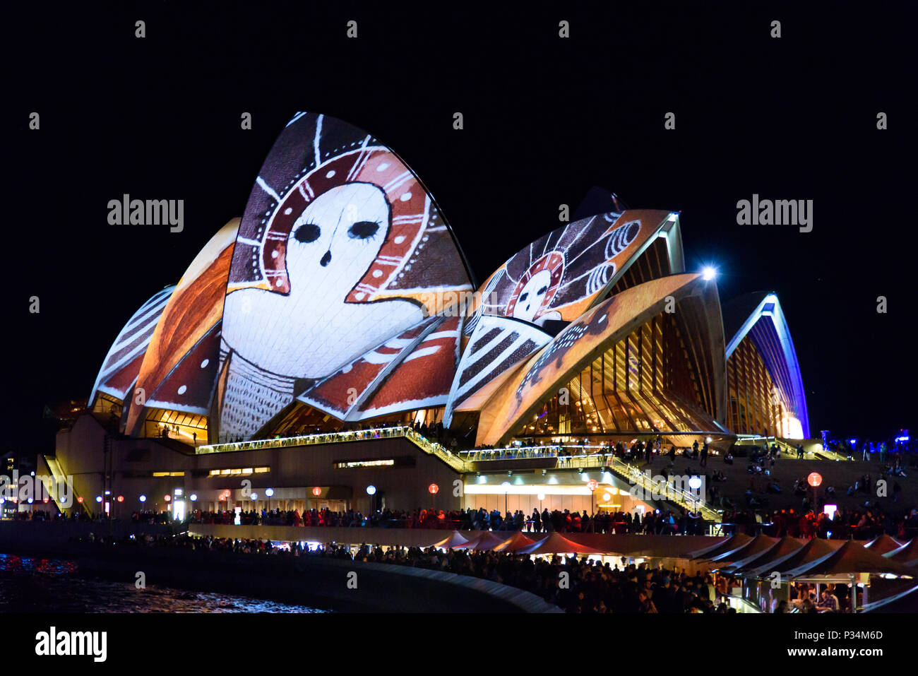 Des modèles de projection de lumière colorée sur Sydney Opera House de Sydney Vivid Festival, New South Wales, Australie Banque D'Images