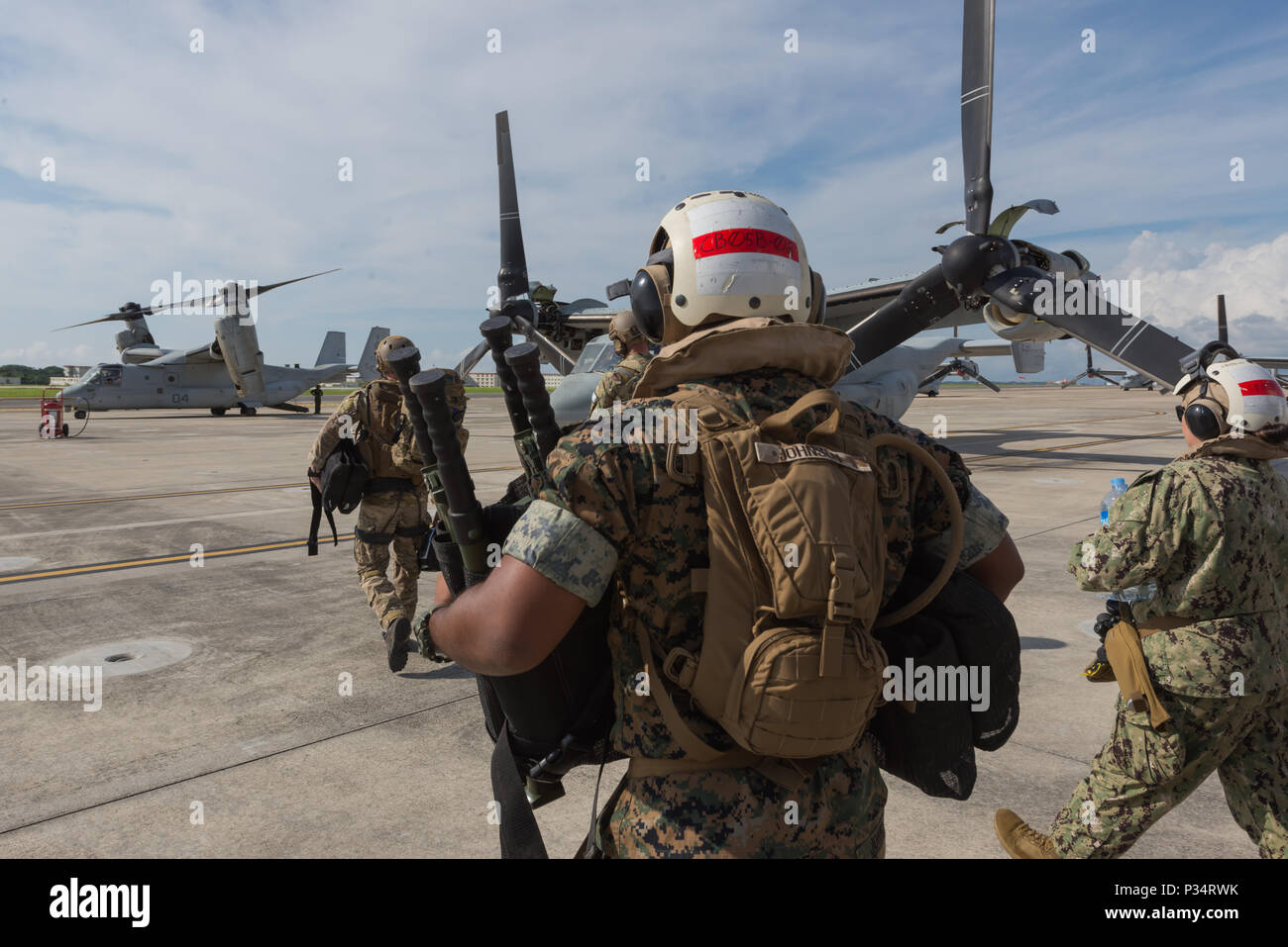 Le Bell Boeing MV-22 Osprey est un avion militaire à Tiltrotor exploité par les forces armées des États-Unis avec deux turboréacteurs Rolls-Royce AE 1107C et une envergure d'environ 84,6 pieds. L'image d'archive documente les membres du service américain embarquant à bord de l'avion lors d'un exercice médical conjoint à la Marine corps Air Station Futenma à Okinawa au Japon le 6 juin 2018. Banque D'Images