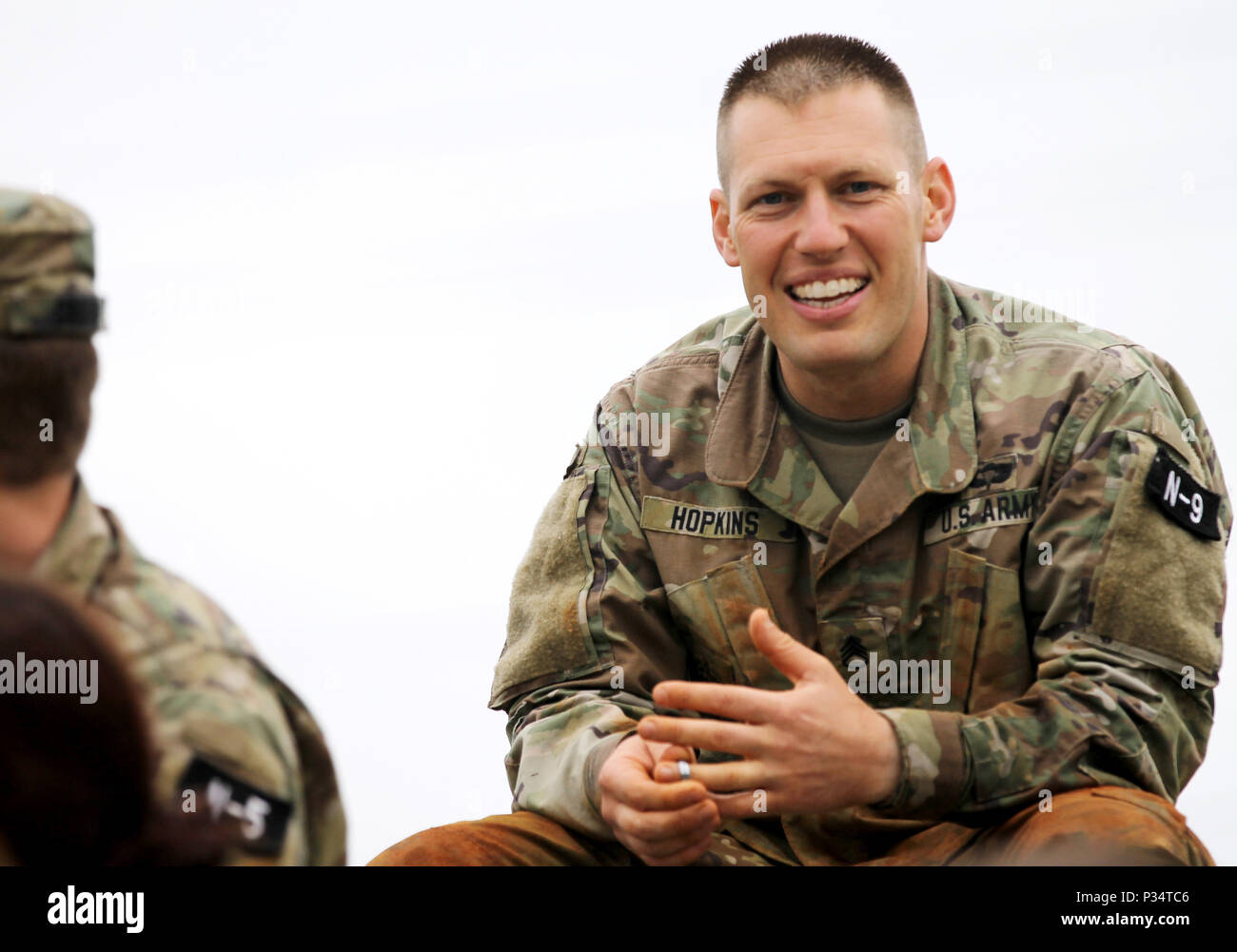 Le s.. Derek Hopkins, un sergent-major de drill avec la 98e Division de la formation qui a remporté le 108e rang de la commande de formation général de l'année, s'assied et rit avec les autres concurrents après le parcours d'événement au cours de la réserve de l'armée américaine 2018 du Commandement de la concurrence meilleur guerrier à Fort Bragg, Caroline du Nord du 10 au 15 juin. Plus de 35 soldats représentant sept commandements géographiques et 22 commandements fonctionnels, passera la semaine en compétition dans une variété de défis, y compris les armes à feu, la navigation terrestre, l'Armée de test de condition physique, et de divers événements. mystère Ces défis seront Banque D'Images