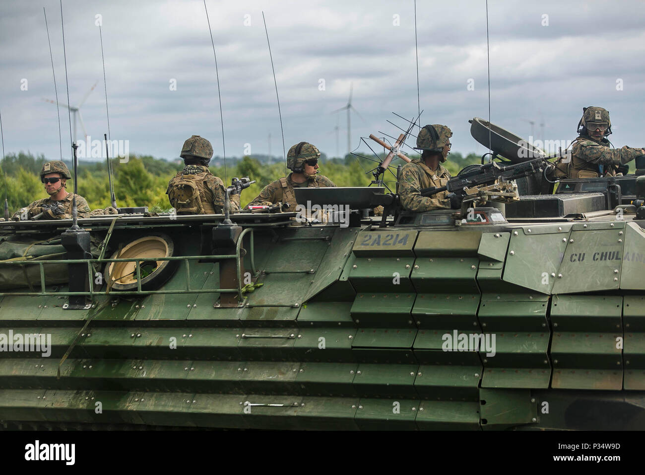 USTKA, Pologne (12 juin 2018) Les Marines américains affectés à Fox Company, l'Équipe de débarquement du bataillon, 2e Bataillon, 6e Régiment de Marines, 26e Marine Expeditionary Unit, se préparent à défendre leur position d'un AAV-P7/A1 assault véhicule amphibie attachées à la même unité, au cours d'un assaut mécanisé de formation pour faire de l'exercice Baltic Operations (BALTOPS) 2018 à Ustka, Pologne, 12 juin 2018. Le premier ministre est BALTOPS maritime annuel-exercice ciblé dans la région de la Baltique et l'un des plus importants exercices dans le Nord de l'Europe améliorer la flexibilité et l'interopérabilité entre les pays alliés et partenaires des Nations unies. (Marine Corps Banque D'Images